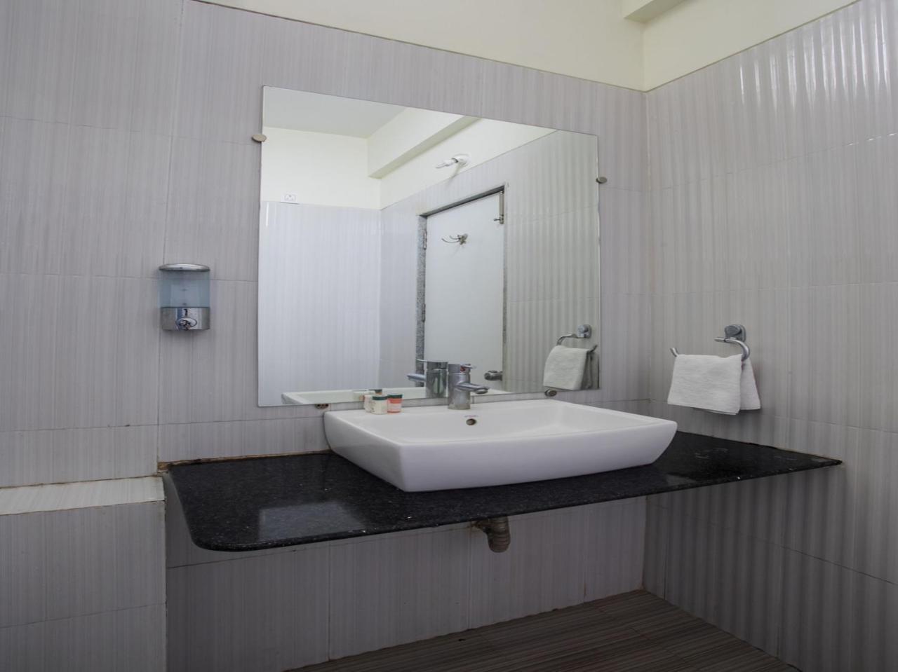 Capital O 1546 The Sensation Hotel Indore Bagian luar foto