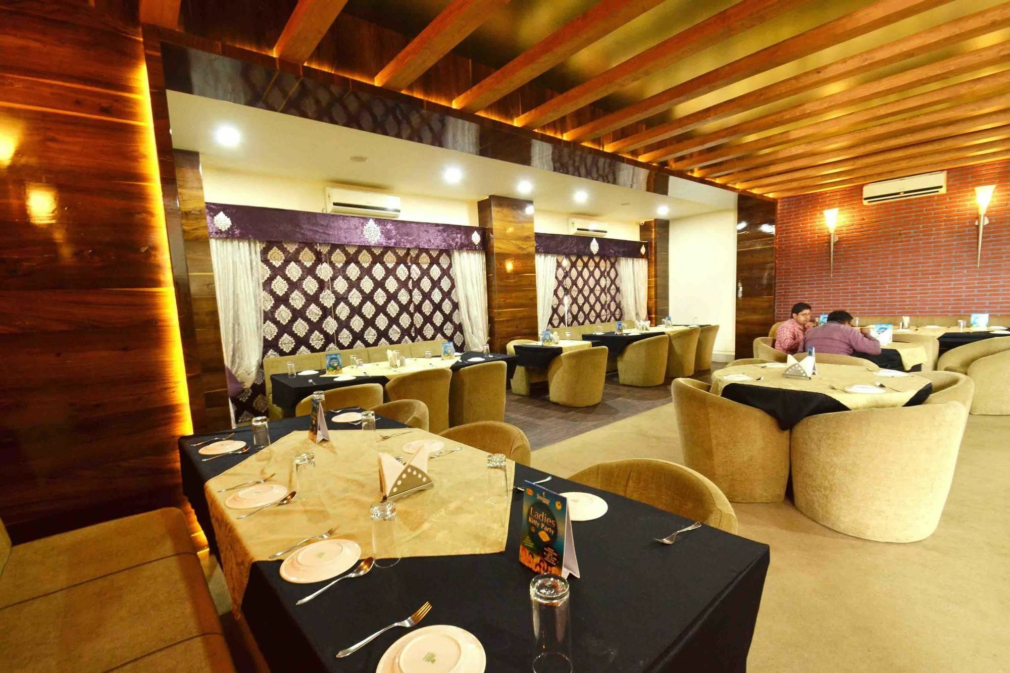 Capital O 1546 The Sensation Hotel Indore Bagian luar foto